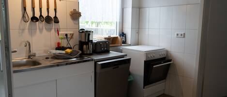 Refrigerador, microondas, horno y parrilla de estufa