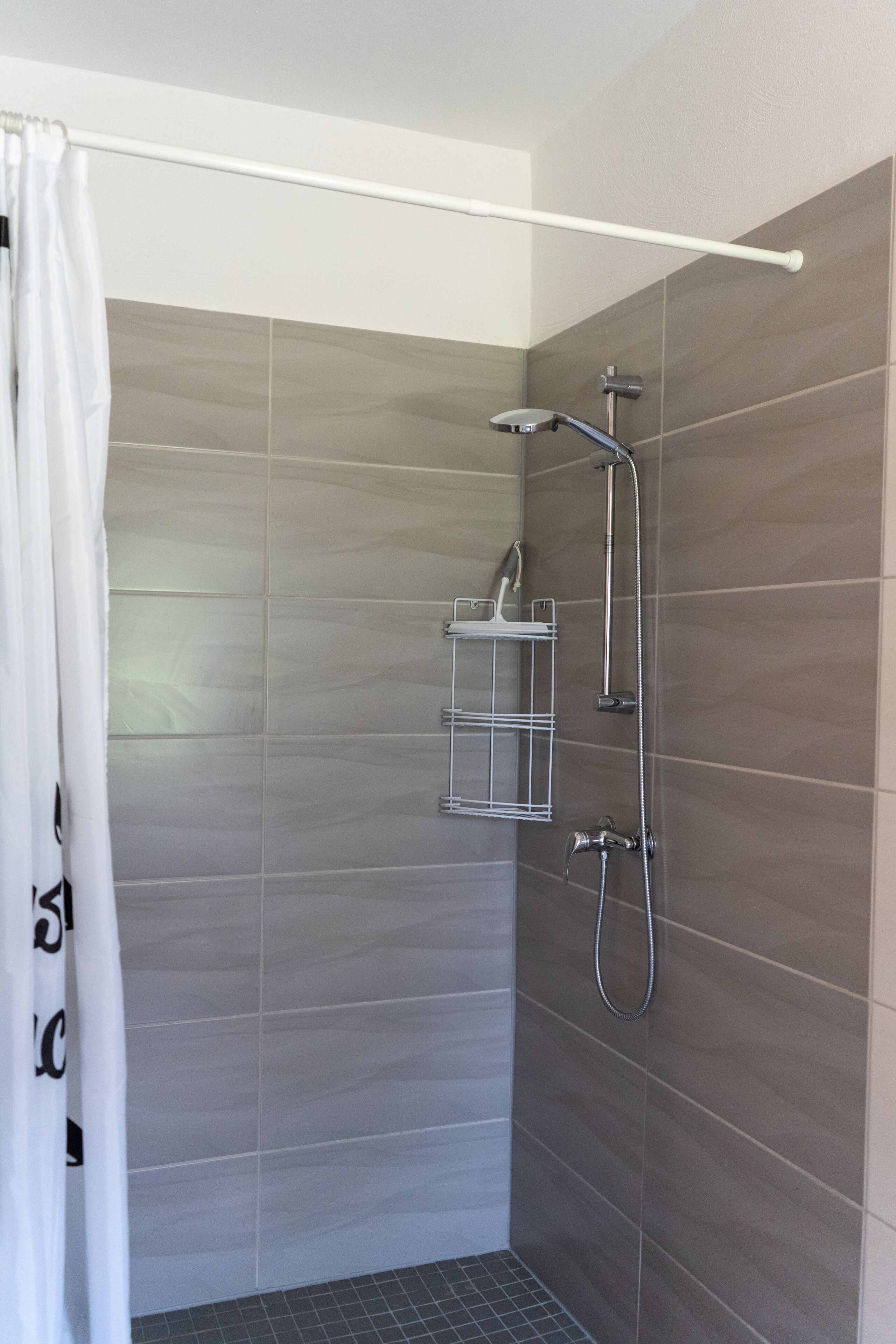 Douche, sèche-cheveux, serviettes fournies, savon