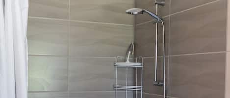Douche, sĂšche-cheveux, serviettes fournies, savon