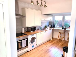 Apartment, 3 Bedrooms | Private kitchen | Full-size fridge, microwave, oven, stovetop - Netherhall Way (Cambridge)