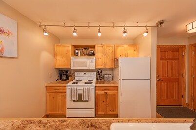 Your home away from home! Newly remodeled 3BR/3BA Teton Creek Resort Condo