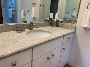 Hair dryer, towels - 2BR super clean East Nashville, mins to airport, Broadway, Bridgestone, Nissan (Nashville)