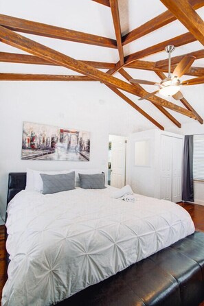 1 bedroom, desk, iron/ironing board, free WiFi - Penthouse 312 1BR 1blk from the beach w. balcony. (Fort Lauderdale)