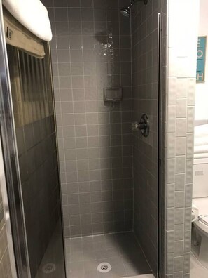 Sèche-cheveux, serviettes fournies