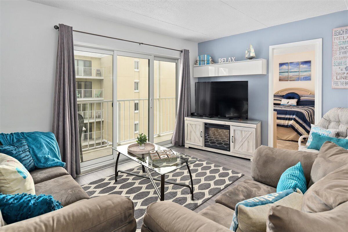 Family Friendly Canal Front Condo, Midtown with Outdoor Pool!
