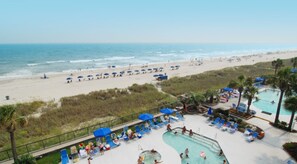 Alberca techada y alberca al aire libre