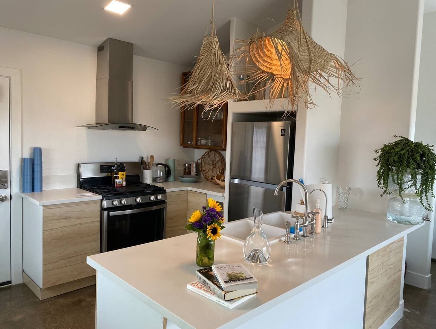 Torradeira, liquidificador, talheres/pratos/utensílios de cozinha