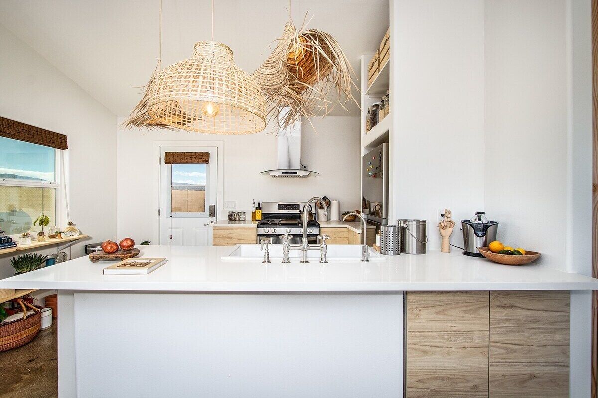 Brødrister, blender, køkkentøj/tallerkener/redskaber, krydderier