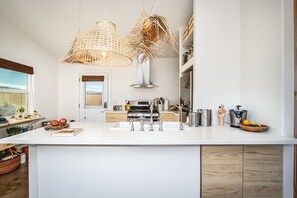 Toaster, blender, cookware/dishes/utensils, spices