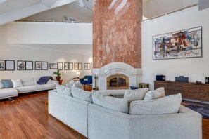Smart TV, fireplace - Edson Hill Estate: 4 br, 2 fireplaces, a/c, pool table, & pond (Stowe)