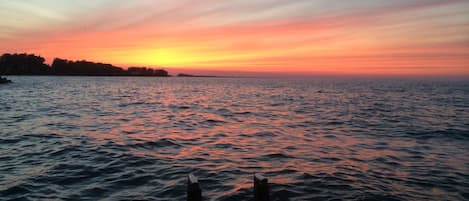 En la playa, camastros y toallas de playa