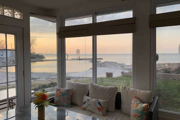 Smart TV, fireplace, DVD player