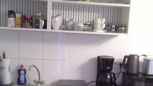Kaffetrakter/tekoker, kjøleskap, mikrobølgeovn og kokeplater