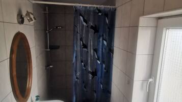 Dusche, Haartrockner, HandtĂŒcher, Seife