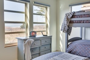 4 bedrooms, iron/ironing board, free WiFi, bed sheets