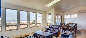 Ocean View of Rocky Shore! Dog Friendly! Yachats!