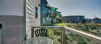 Ocean View of Rocky Shore! Dog Friendly! Yachats!