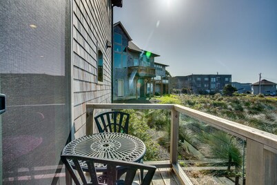 Ocean View of Rocky Shore! Dog Friendly! Yachats!