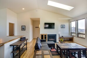 Una televisión, una chimenea, un reproductor de DVD