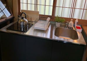 Réfrigérateur, micro-ondes, plaque de cuisson