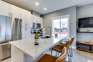 Kühlschrank, Mikrowelle, Ofen, Geschirrspüler