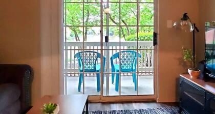 Cozy Condo - Pond View - Monthly Discounts- Washer & Dryer-Great Location