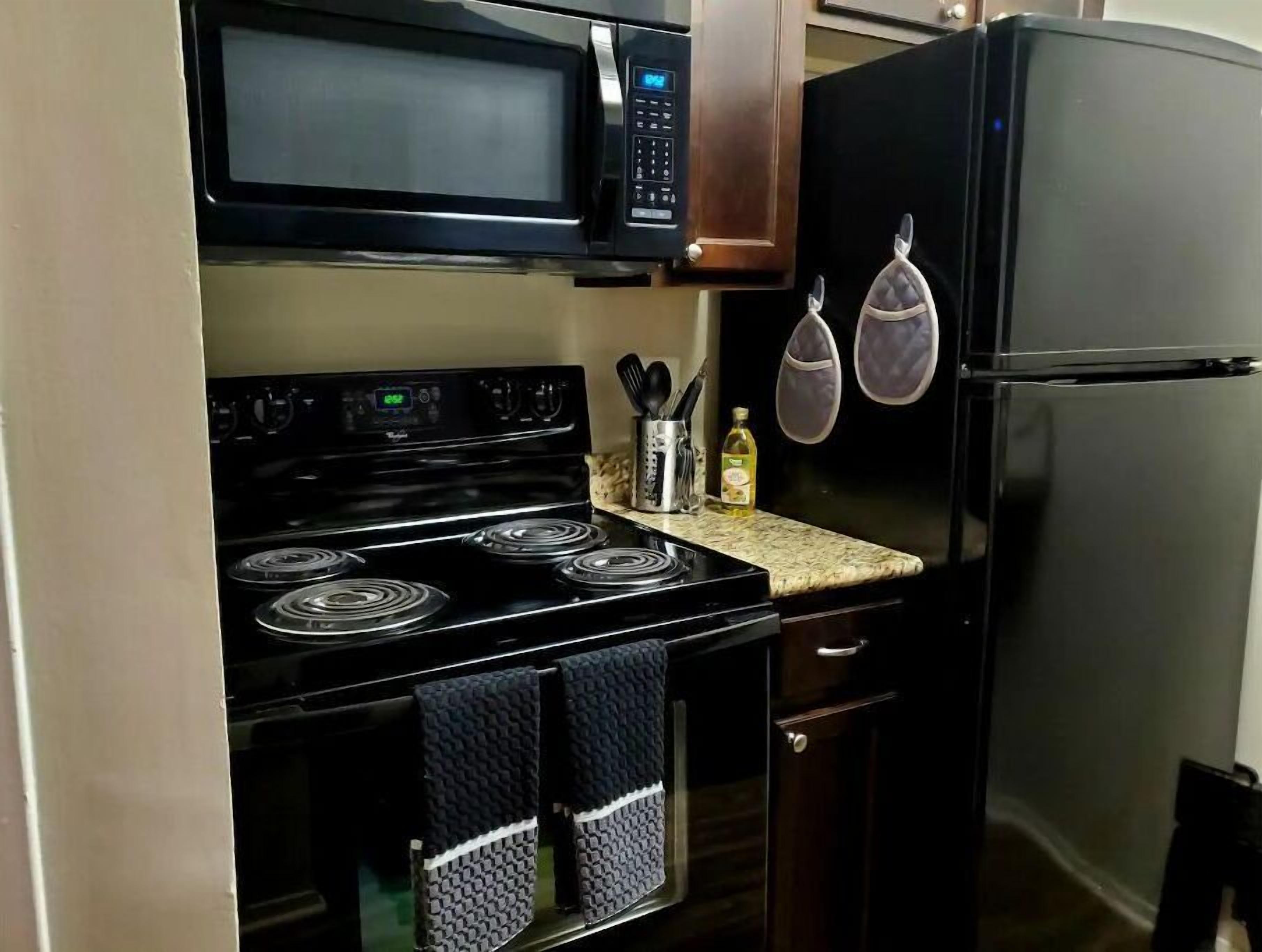 雪櫃、微波爐、焗爐、爐具