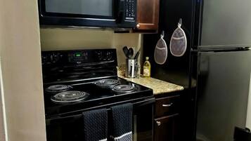 雪櫃、微波爐、焗爐、爐具