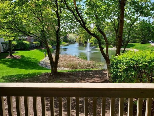 Cozy Condo - Pond View - Monthly Discounts- Washer & Dryer-Great Location