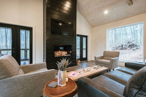 Honeysuckle Bridge- Hot Tub, Firepit, Private Hiking, Sandstone Arch