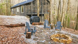 A cabin with a deck, outdoor seating, and a fire pit. - Honeysuckle Bridge- Hot Tub, Firepit, Private Hiking, Sandstone Arch (Campton)