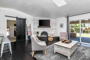 Smart TV - Spacious Backyard W/ Free Heated Pool, Tv and Bbq (Scottsdale)