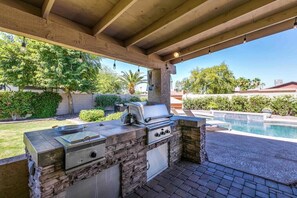 Property grounds - Spacious Backyard W/ Free Heated Pool, Tv and Bbq (Scottsdale)