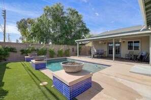 A heated pool - New Remodel In Old Town W/ Heated Pool (Scottsdale)