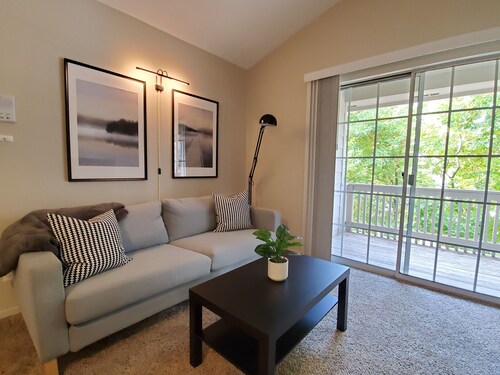 Cozy One Bedroom Washer Dryer, Balcony, Great Location, Monthly Discounts