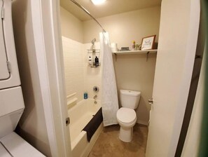 Combined shower/tub, hair dryer, towels, soap - Cozy One Bedroom Washer Dryer, Balcony, Great Location, Monthly Discounts (Lombard)