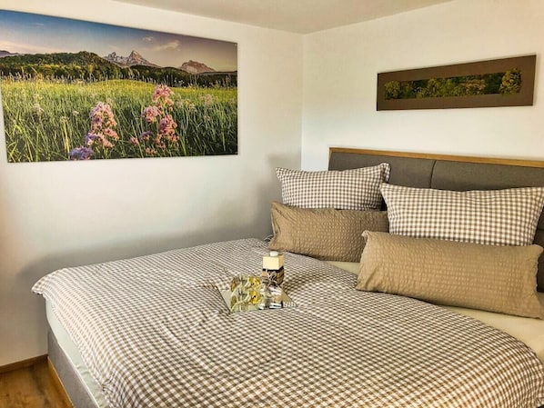 6 bedrooms, internet, bed sheets