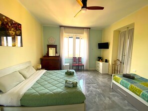 3 habitaciones, escritorio y tabla de planchar con plancha