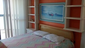 Une chambre à coucher avec un lit, un tableau au mur et une fenêtre avec des stores.