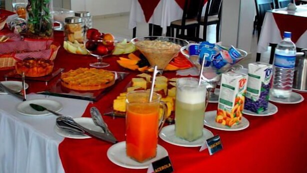 Une table de buffet proposant une variété de plats et de boissons.