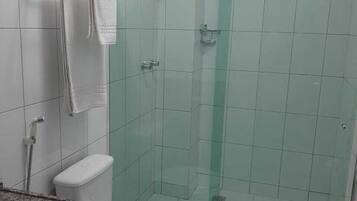 Quarto casal básico de uso individual | Banheiro | Chuveiro