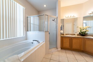 Combined shower/tub, hair dryer, towels