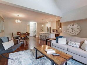 Televisión, chimenea y oficina 