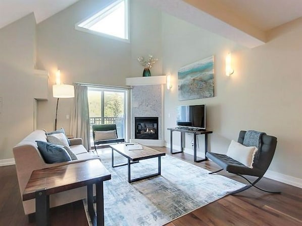 Een televisie, een open haard en een kantoor