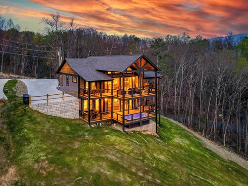 Free Attractions | 5 Bedroom Luxury Cabin, Amazing Views, Swim Spa, Game Room