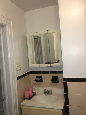 Bathroom - Private Stanza (Queens)