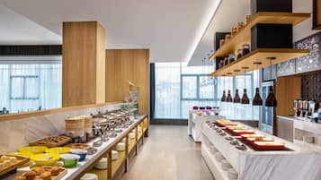 Daily buffet breakfast (CNY 68 per person)