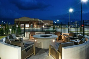 供应早餐和晚餐，美洲菜