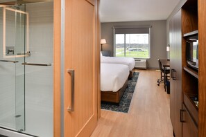 Minibar, coffres-forts dans les chambres, bureau