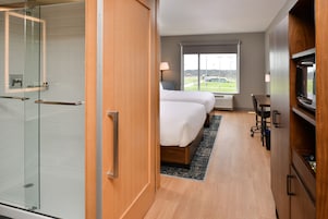 Minibar, caja de seguridad en la habitación y escritorio